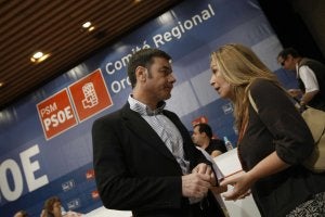 El secretario general del PSM, Tomás Gómez, charla con la ministra de Sanidad, Trinidad Jiménez, durante una reunión del comité regional del PSOE de Madrid. ::
JAIME GARCÍA