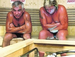 El ruso Vladímir Ladyzhenski, a la izquierda, y el finlandés Timo Kaukonen resisten un calor inhumano en la final del campeonato del mundo de sauna en Heinola, donde el primero se dejó la vida. ::
EFE