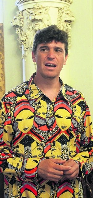 Biografía. Nació en Málaga en 1964 y es el líder vocal del grupo Danza Invisible. ::
C. MORET