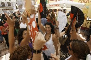 Un grupo de amigas bailando en la feria del centro. ::
SALVADOR SALAS