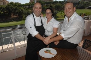 El chef Diego del Río, a la izquierda, junto a la maitre María Aguilar y al director de El Lago, Paco García.. ::                                                        J-LANZA