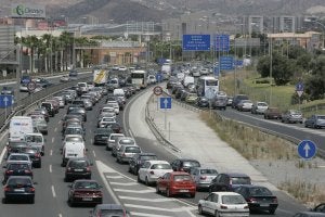 La mayor afluencia de vehículos de regreso se espera a partir de las 15.00 horas de hoy. ::
SUR