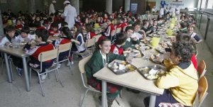 Solo en 49 colegios de la provincia se mantendrá el sistema de comidas caseras recién hechas frente a las precocinadas y recalentadas. ::                             SUR