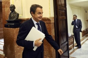 José Luis Rodríguez Zapatero, ayer, a su llegada al Congreso de los Diputados. ::
AFP