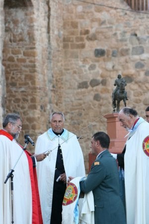 El gran maestre inviste con la espada a un caballero. ::
SUR