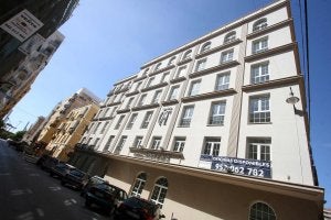 Vista de Tomás Heredia, vía en la que el grupo Q&amp;T ha rehabilitado un impresionante edificio para oficinas. ::                             ÁLVARO CABRERA