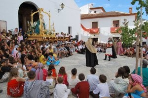 La plaza de la iglesia de Santa Ana de Alfarnate se llenó a media tarde de ayer de vecinos vestidos con trajes típicos de los dos bandos. ::                             E. C.