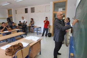El delegado provincial de la Consejería de Educación, Antonio Escámez, ayer en el instituto Carlinda. ::                             SALVADOR SALAS