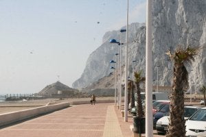 El montón de arena de considerables proporciones que se aprecia en la zona Este de Gibraltar. ::
F. HEREDIA