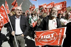 Cándido Méndez, junto al secretario general de la UGT de Navarra, Juan Goyen, en Pamplona donde han participado en una asamblea de delegados. ::
EFE