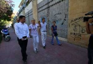 José Bernal, ayer en Las Lomas del Olivar con vecinos. ::
J-L