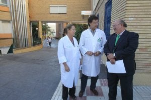 Ana Isabel Heiniger, Antonio Jiménez y Antonio Pérez Rielo, ayer, en Carlos Haya. ::
SALVADOR SALAS