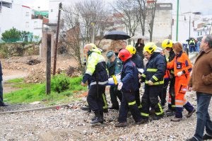 Traslado en camilla de uno de los siete heridos en el accidente, que se produjo el pasado mes de febrero. ::
J. J. B.