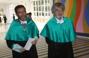José Gimeno y Humberto Maturana, antes de entrar al Aula Magna de Derecho, donde se celebró el acto. ::                             ÁLVARO CABRERA