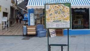 Uno de los carteles está ubicado en la plaza Puente Málaga. :: SUR