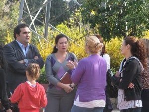 El edil Manuel Cardeña, con algunas de las madres afectadas. ::
JOSELE-LANZA
