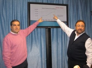 Elías Bendodo y Joaquín Villanova, ayer en Alhaurín. ::
J. J. B.