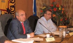 El secretario accidental, Francisco Llamas, (izqda) justificó que no se votara el asunto sobre las nóminas.::                             M. P.