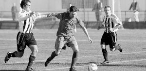 David Hernández y Juampe, en el partido del pasado domingo en el campo Casas Blancas, donde la Balona ganó por 1-3 al Peñarroya Pueblonuevo. ::
RAFA FERNÁNDEZ