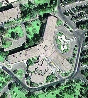 La estrella de David posada sobre el centro del edificio en el aeropuerto de Teherán. :: GOOGLE EARTH