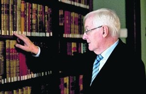 Víctor García de la Concha, en la biblioteca. ::
EFE