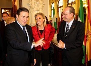 Elías Bendodo, Carolina España y Francisco de la Torre sonríen ante la prensa en la mañana de ayer en el Salón              de  los Espejos. ::                             SALVADOR SALAS