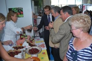 El tercer domingo de junio, desde hace cinco años, Alfarnate celebra la Fiesta de la Cereza, con ventas y degustaciones. ::                             E. C.