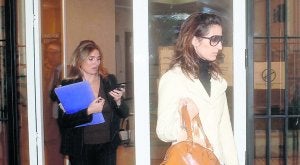 María Castañón (derecha) y Raquel Escobar, a la salida de los juzgados de Marbella. ::                             JOSELE-LANZA