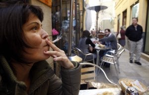 Hosteleros se aferran a toldos, estufas y mantas para no perder a los fumadores