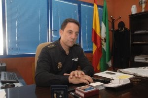 El nuevo comisario de Marbella, Hermes de Dios Herrero, en su despacho. ::
JOSELE-LANZA