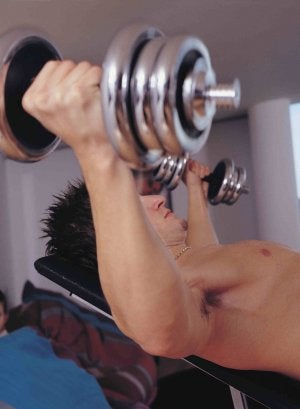 Un hombre hace pesas. ::
SUR
