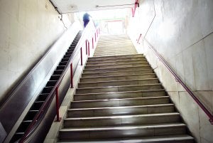 La estación central de Torremolinos solo tiene escaleras mecánicas para subir. Para bajar  o cambiar de andén, la única vía son las escaleras convencionales.  ::
F.  JIMÉNEZ