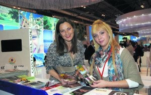 Sonia Ramos, concejala de Turismo y Cultura de Álora, y May Florido, de la oficina de esta localidad, en los expositores del Valle del Guadalhorce . ::
EDUARDO NIETO