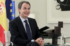 El presidente del Gobierno, José Luis Rodríguez Zapatero, durante la entrevista de ayer. ::
EFE