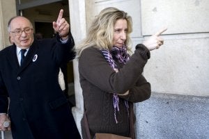 Eva Casanueva y José Antonio Casanueva, madre y abuelo de Marta del Castillo, ayer al salir de la Audiencia de Sevilla. ::
EFE