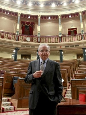 Alfonso Guerra, ayer en el hemiciclo del Congreso de los Diputados. ::
JUANJO GUILLÉN. EFE