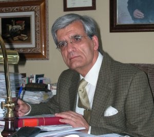 El homenajeado, en su despacho profesional. :: SUR