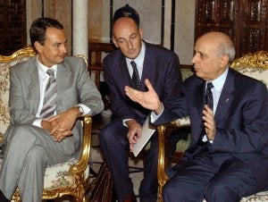 Zapatero charla con un ministro en el último viaje del presidente español a Túnez, en 2004. ::
EFE