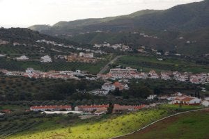 La Junta permitirá legalizar once mil viviendas irregulares en la Axarquía