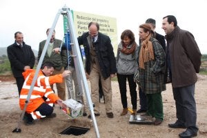 El consejero José Juan Díaz Trillo (centro) colocó ayer la primera piedra de la planta. ::
ANTONIO FUENTES