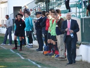 Cándido Rosado, (derecha) durante un encuentro de su equipo en El Palmar de Sanlúcar de Barrameda. ::
SUR