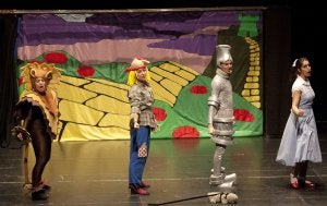 Varios personajes del Mago de Oz, en una representación infantil de ayer por la mañana. ::
SUR