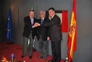 El gerente, el Subdelegado y el alcalde, ayer en el Museo de Nerja. ::
E. C.