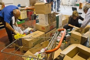 Muchas familias han tenido que acudir a los comedores sociales o al reparto de alimentos de las ONG por carecer de recursos para poder comer. ::                             SUR