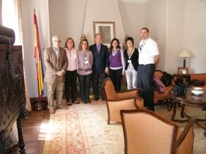 Miembros de la comitiva humanitaria de Balearia junto al cónsul español. ::
SUR