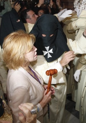 San Juan. Carmen Thyssen se dispone a tocar la campana del trono. ::
SALVADOR SALAS
