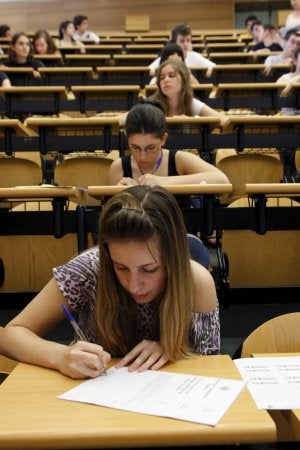 Para cobrar los incentivos, los alumnos deben mejorar sus notas. ::                                                        SUR