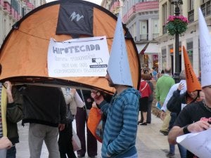 Protesta contra los embargos de viviendas realizada en la calle Larios por el colectivo Estado del Malestar. ::                             SUR