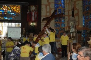 La cruz, tras llegar a Málaga, se trasladó a Marbella, donde se celebraron varios actos y fue procesionada.:: Josele-Lanza