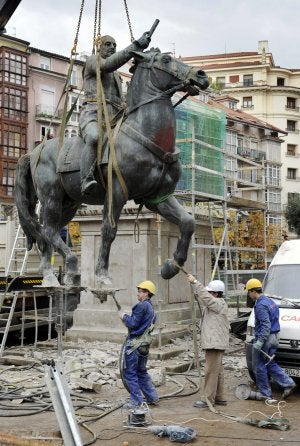 570 símbolos franquistas fuera de circulación